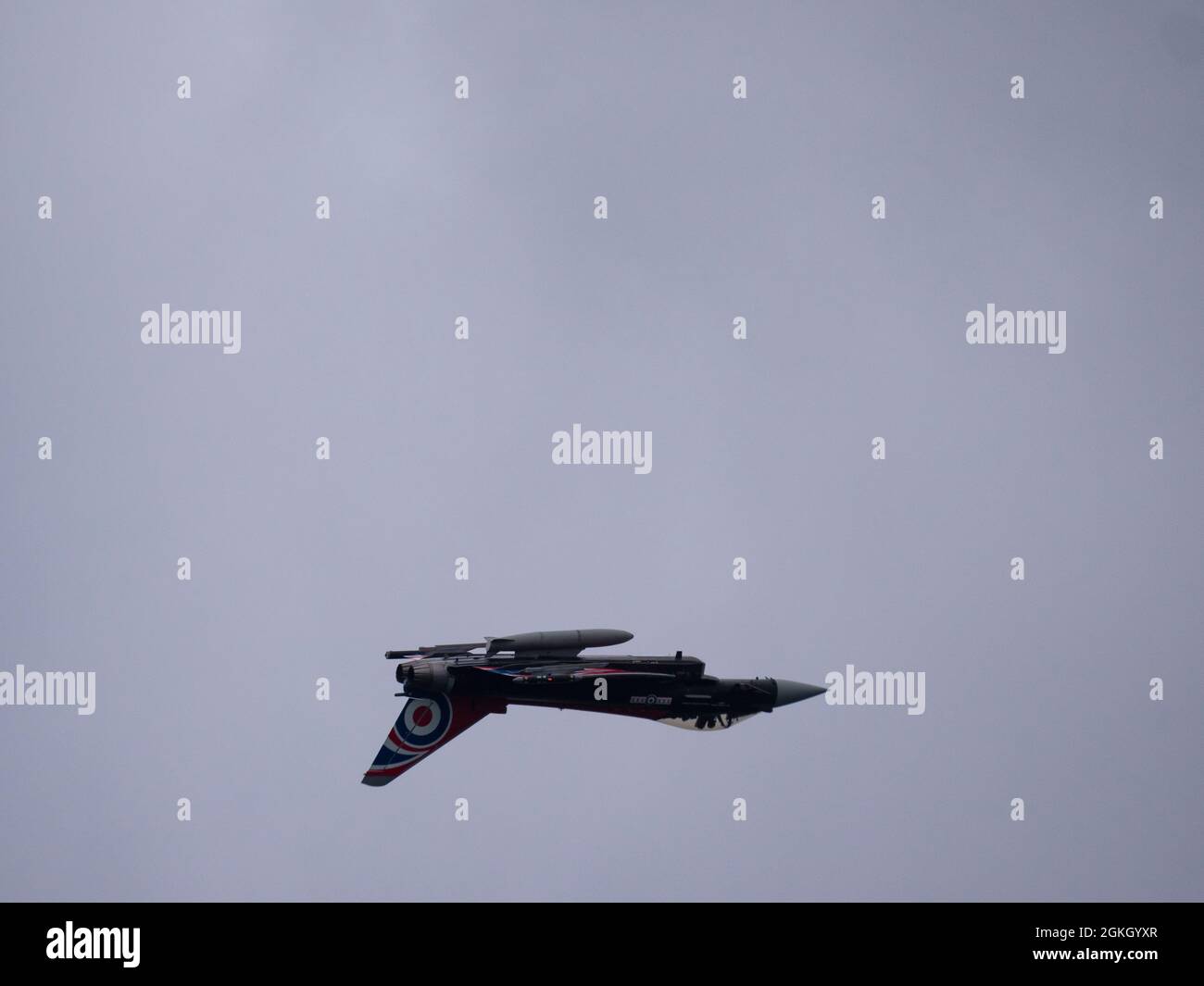 Umgekehrter Kampfjet RAF Typhoon in Black Jack-Farben auf der Bournemouth Air Display 2021. Stockfoto
