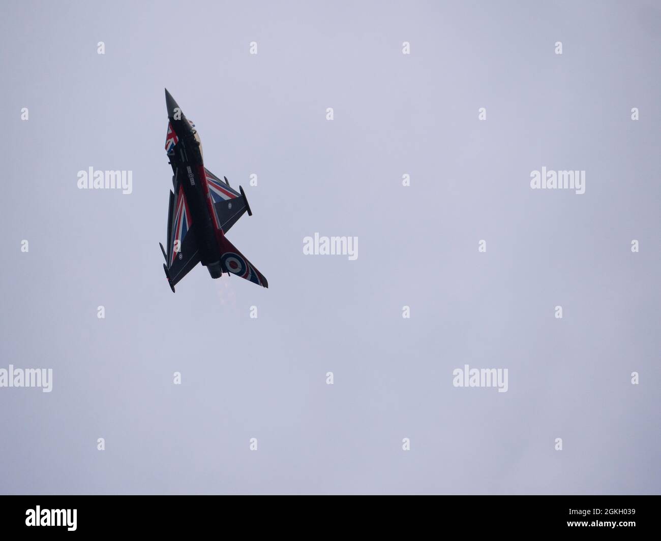 RAF Typhoon Jet in Black Jack Farben bei einem vertikalen Aufstieg auf der Bournemouth Air Display 2021 Stockfoto