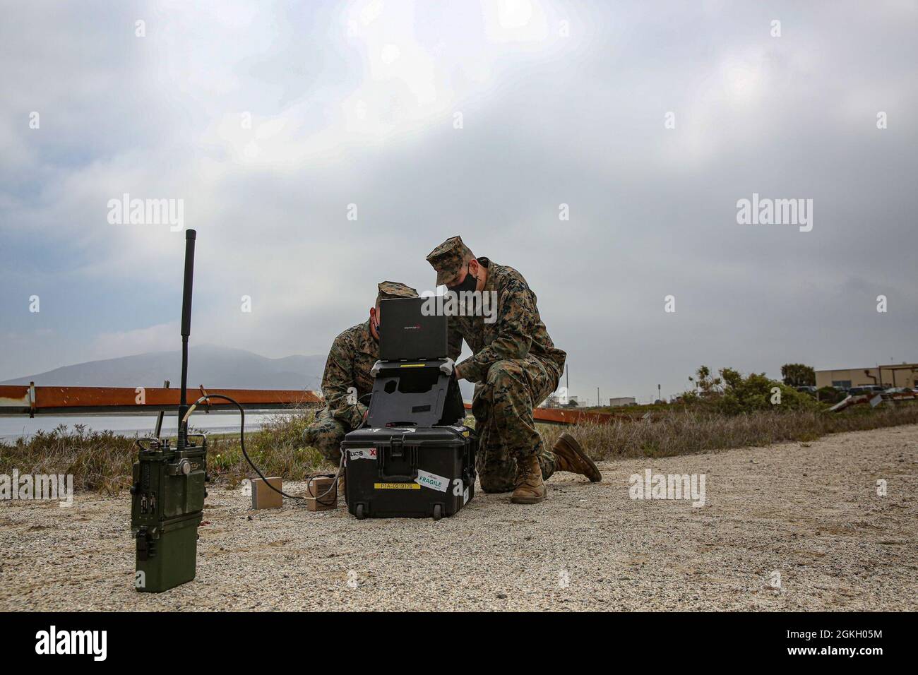 Die US-Marine beauftragte die Toi Marine Expeditionary Force Information Group, während einer Feldtestübung auf der Naval Air Station Point Mugu, Kalifornien, am 21. April 2021, an der Herstellung der Konnektivität zwischen einem kommerziellen elektromagnetischen Frequenzanalysator und einem 117G-Funkgerät zu arbeiten. Ziel der Übung war es, die Leistungsfähigkeit und Kompatibilität von gewerblicher Ausrüstung mit taktischen Ressourcen in strengen Umgebungen zu bewerten. Stockfoto