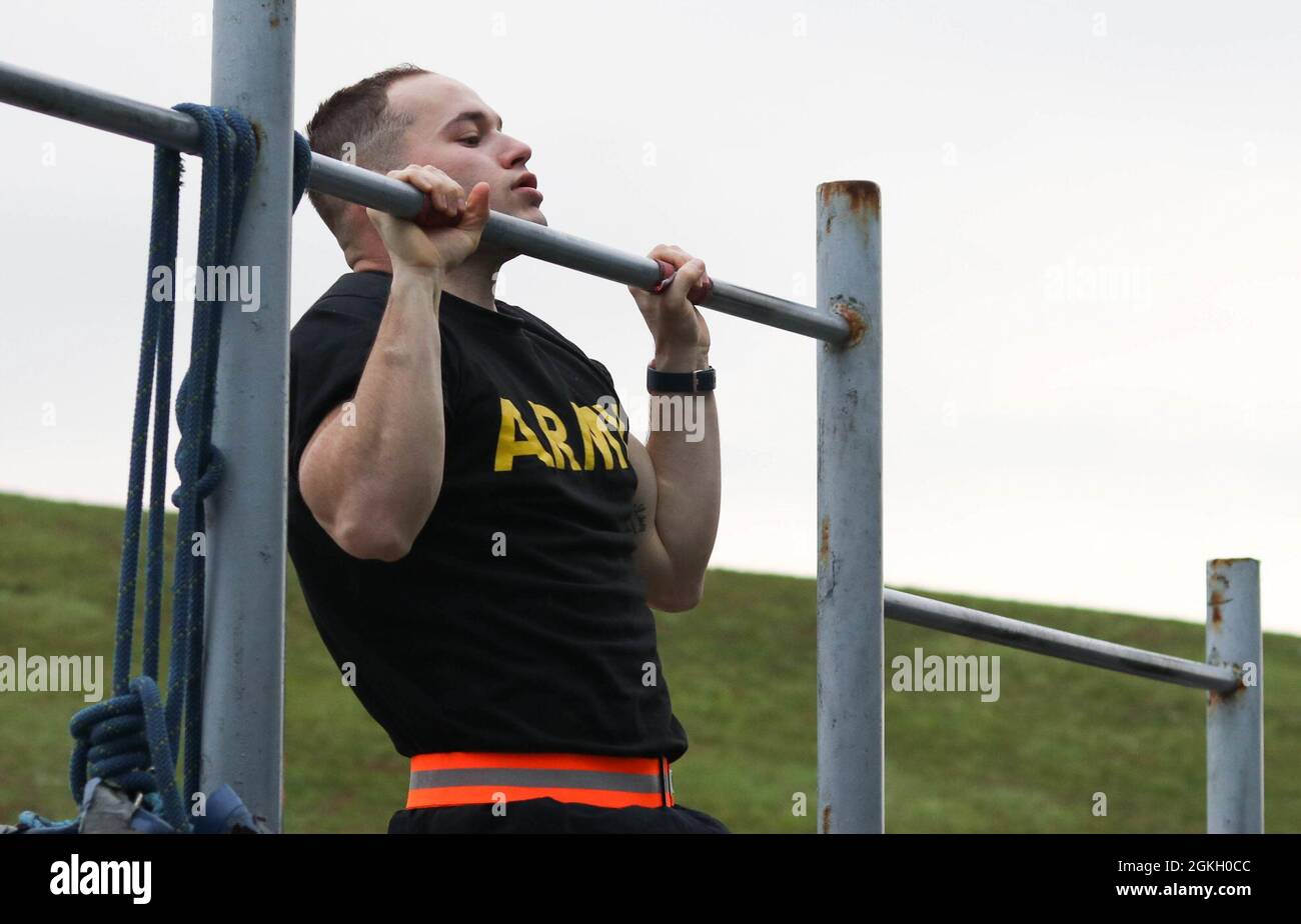 Ein US-Soldat führt am 20. April 2021 während des regionalen Kommandos-Ost, des Kosovo Force Best Warrior Competition im Camp Bondsteel, Kosovo, Pullups durch. Der BWC begann mit einer Reihe von körperlichen Herausforderungen, darunter Liegestütze, situps, Pullups und ein zwei-Meilen-Lauf. Stockfoto