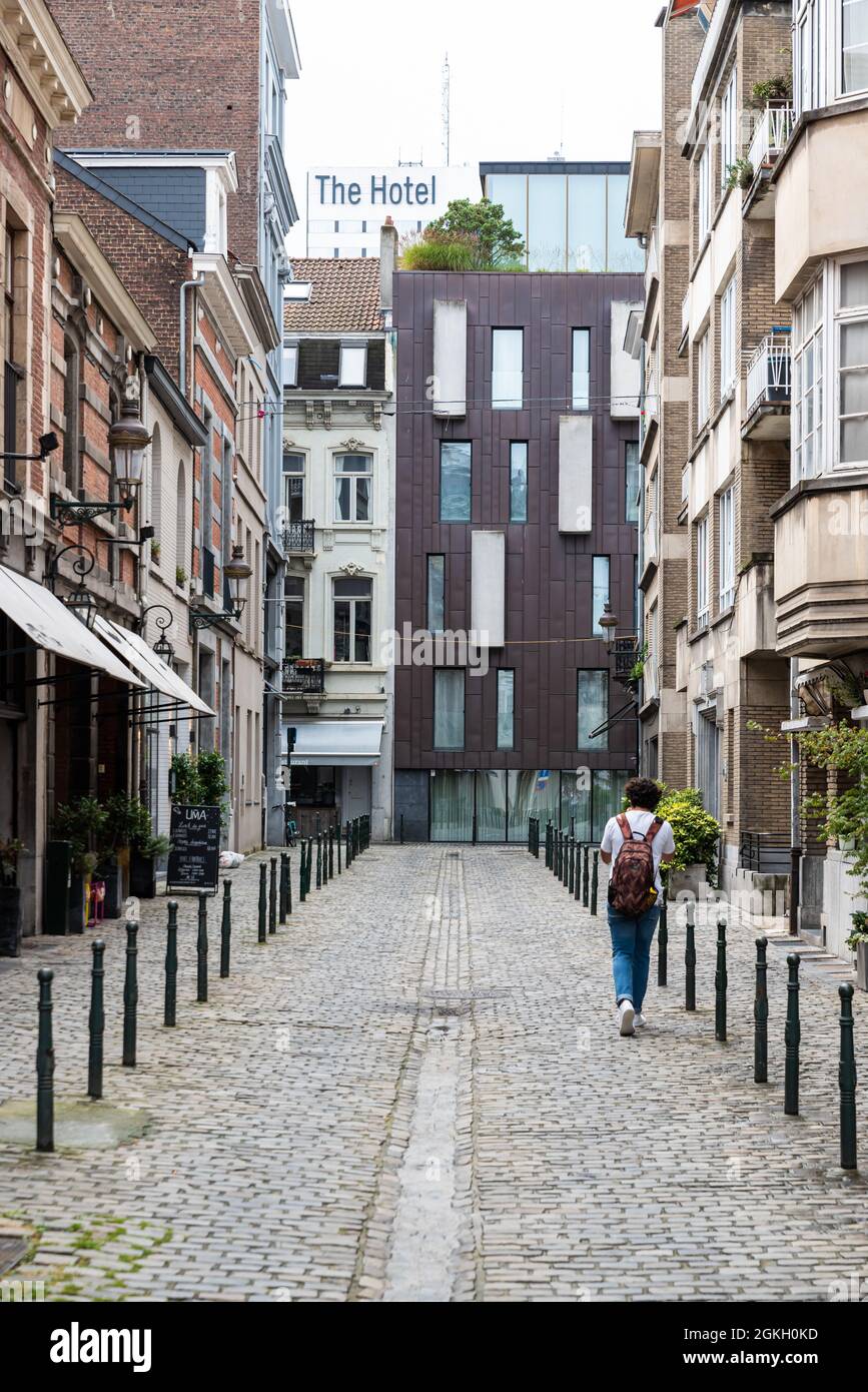 Brussels Old Town, Brussels Capital Region - Belgien - 09 10 2021: Blick über eine Straße im königlichen Viertel mit Kopfsteinpflastersteinen und das Hilton Hotel in Stockfoto