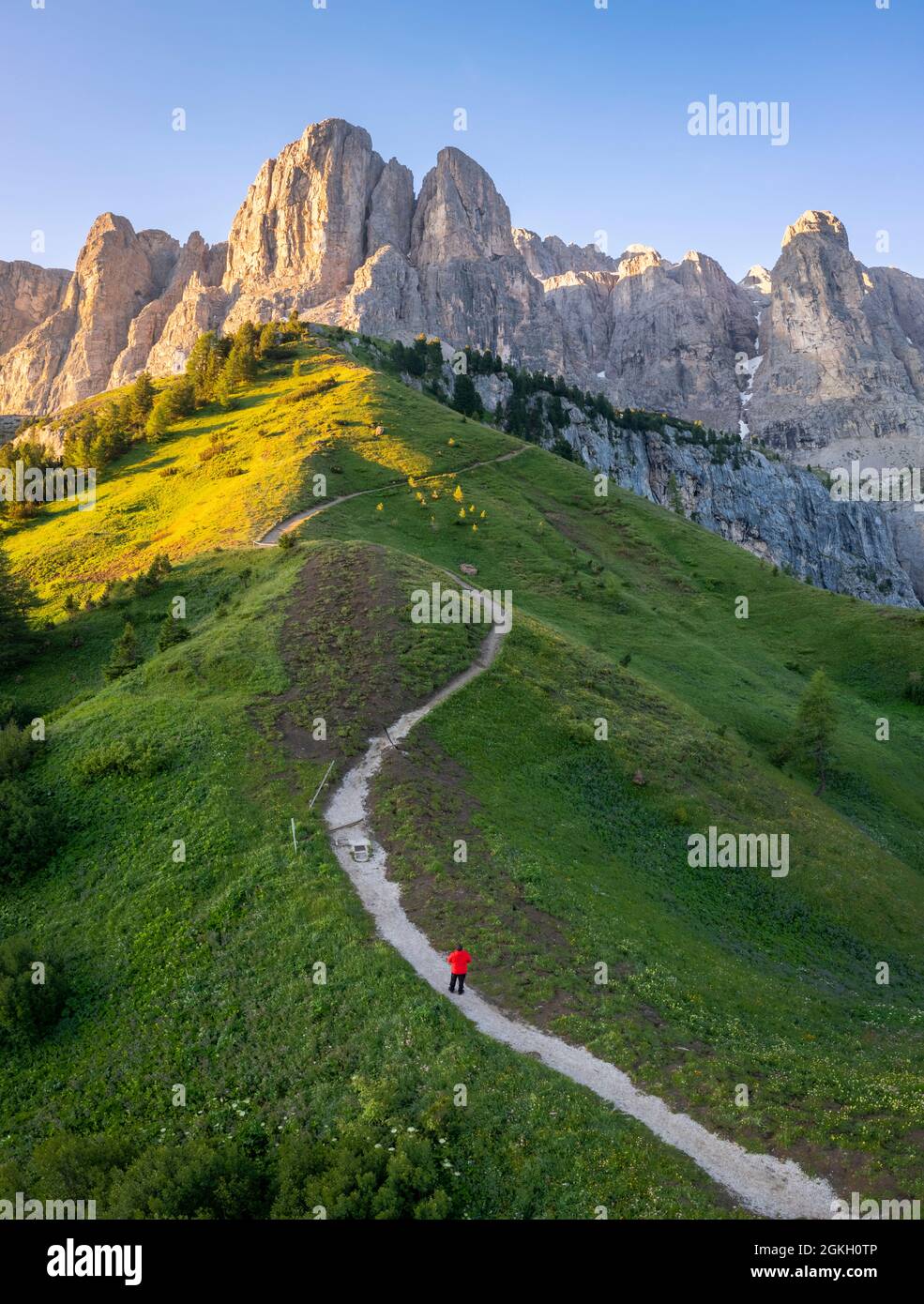 Luftaufnahme einer Person, die den Grödner Pass bei Sonnenaufgang bewundert. Dolomiten, Südtirol, Bezirk Bozen, Italien, Europa. Stockfoto