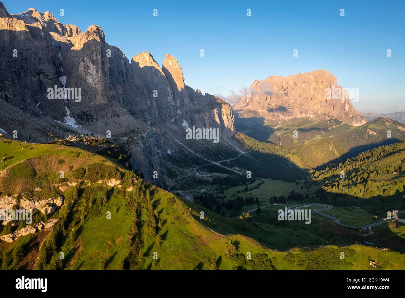 Luftaufnahme des Grödner Passes und des Langkofels bei Sonnenaufgang. Dolomiten, Südtirol, Bezirk Bozen, Italien, Europa. Stockfoto