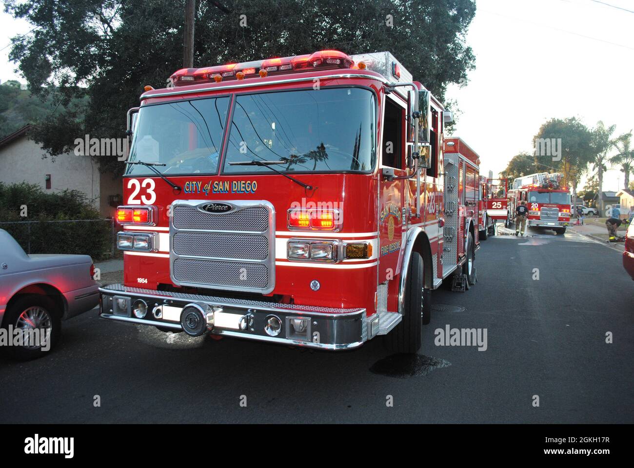 San Diego Fire Rescue Engine 23 vor dem Hintergrund eines Hausbrands Stockfoto