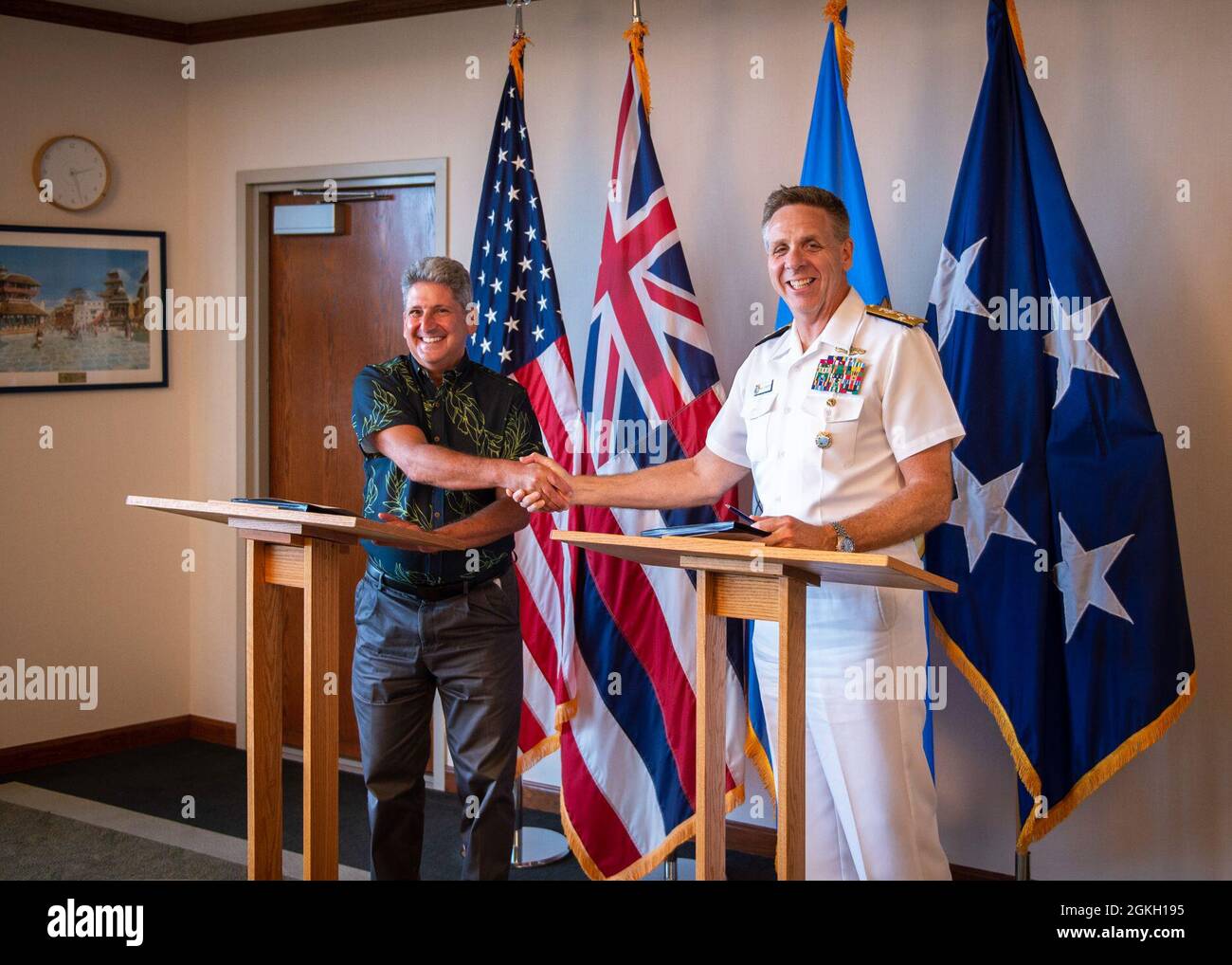 210420-N-XC372-1022 CAMP SMITH, Hawaii (April 20, 2021) Adm. Phil Davidson, Commander U.S. Indo-Pacific Command, Right, und Dr. David Lassner, Präsident der University of Hawai’i, tauschen während einer Unterzeichnungszeremonie einen Händedruck aus. Beide unterzeichneten ein Memorandum of Understanding, das die Zusammenarbeit zwischen USINDOPACOM und der University of Hawai’i. vertieft Stockfoto
