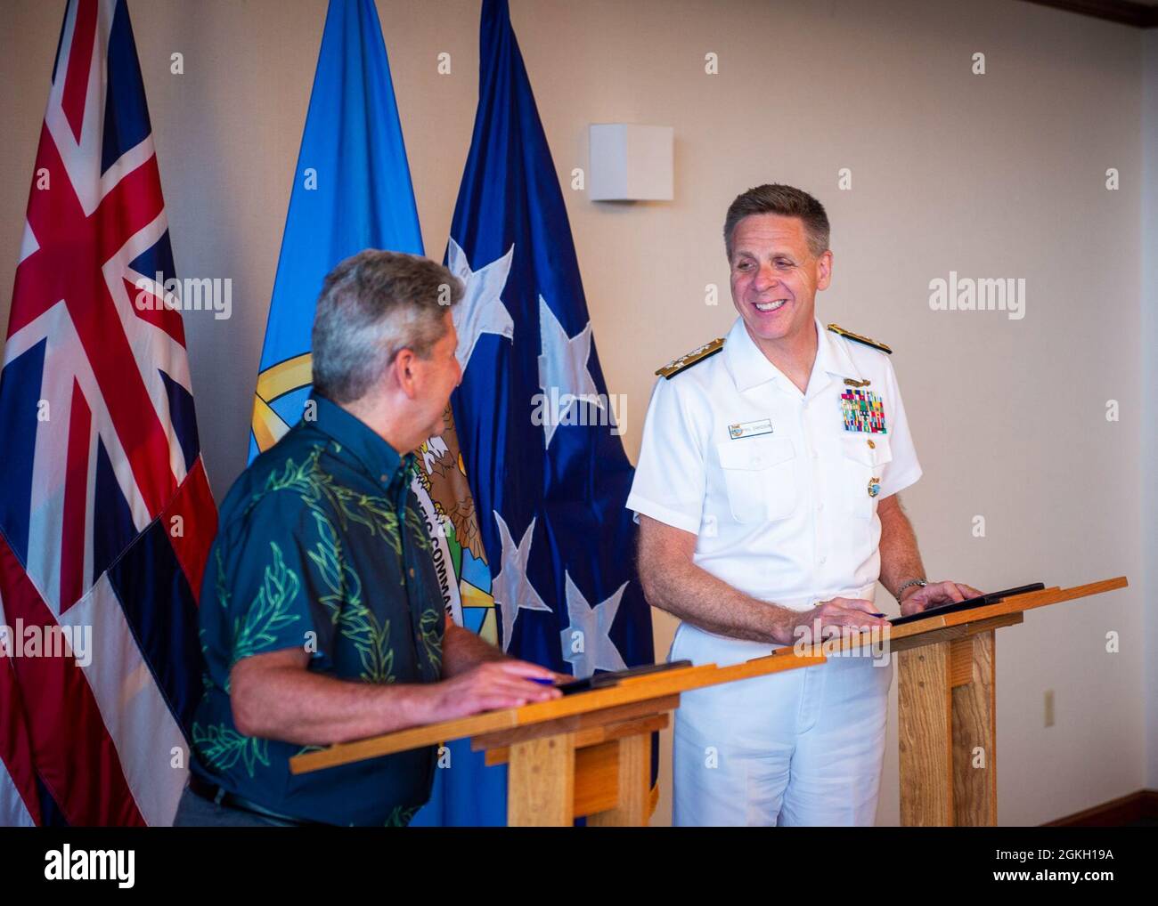 210420-N-XC372-1004 CAMP SMITH, Hawaii (April 20, 2021) Adm. Phil Davidson, Commander U.S. Indo-Pacific Command, rechts, hört Dr. David Lassner, Präsident der University of Hawai’i, während einer Unterzeichnungszeremonie. Beide unterzeichneten ein Memorandum of Understanding, das die Zusammenarbeit zwischen USINDOPACOM und der University of Hawai’i. vertieft Stockfoto