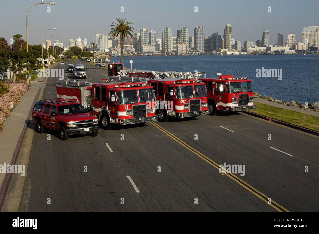 Die Feuerwehr-Rettungsstation 1 von San Diego stellt sich für ein Gruppenfoto auf Harbor Island in der Nähe der Innenstadt von San Diego an Stockfoto