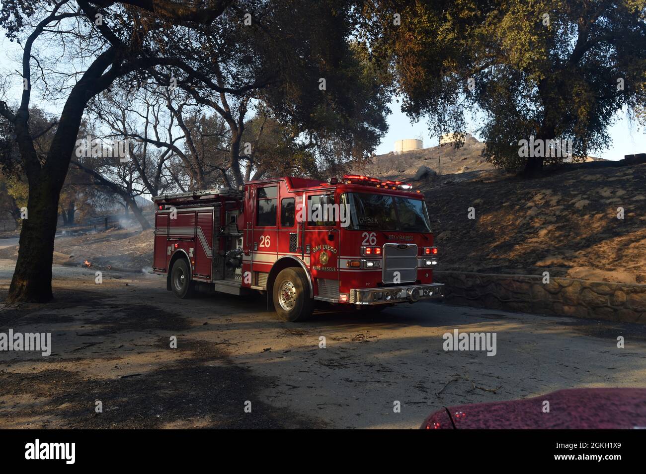 San Diego Fire-Rescue Engine 26 reagiert auf eine brennende Struktur während des Valley Fire, östlich von San Diego, Kalifornien. Stockfoto