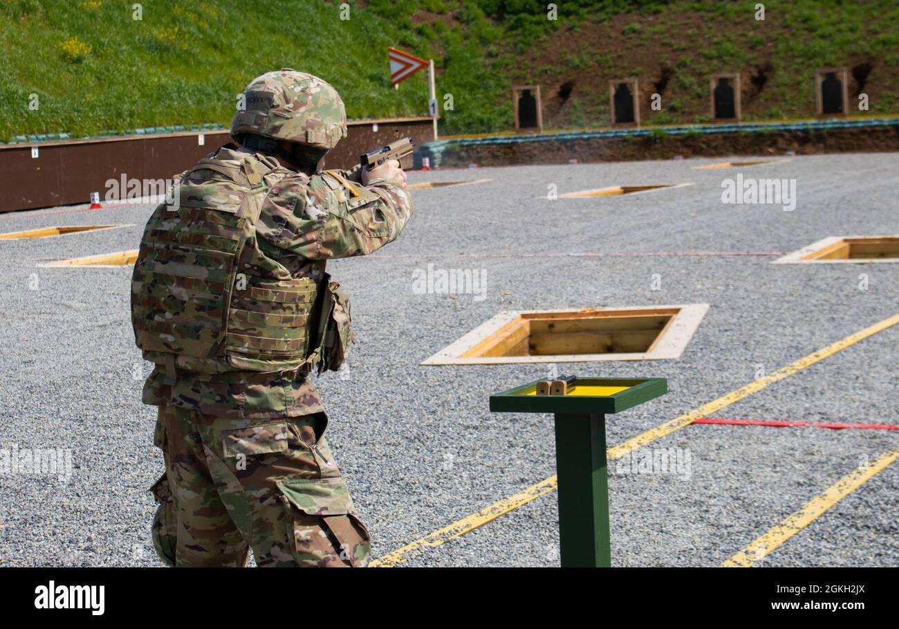 Sgt. Jesse Henschel, ein Hubschrauber-Reparaturdienst mit 1. Bataillon, 168. General Support Aviation Bataillon, Washington Army National Guard, schießt eine Sig Sauer M17 Pistole während des Regional Command-East, Kosovo Force, Best Warrior Competition im Camp Bondsteel, Kosovo, am 20. April 2021. Der Wettbewerb testete die Kampfkünste der Soldaten auf einem Engagement Skills Trainer und einem Live-Feuerwehrkurs. Stockfoto