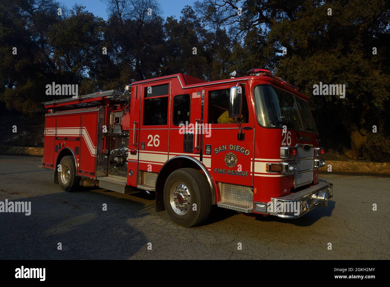 San Diego Fire-Rescue Engine 26 reagiert auf eine brennende Struktur während des Valley Fire, östlich von San Diego, Kalifornien. Stockfoto