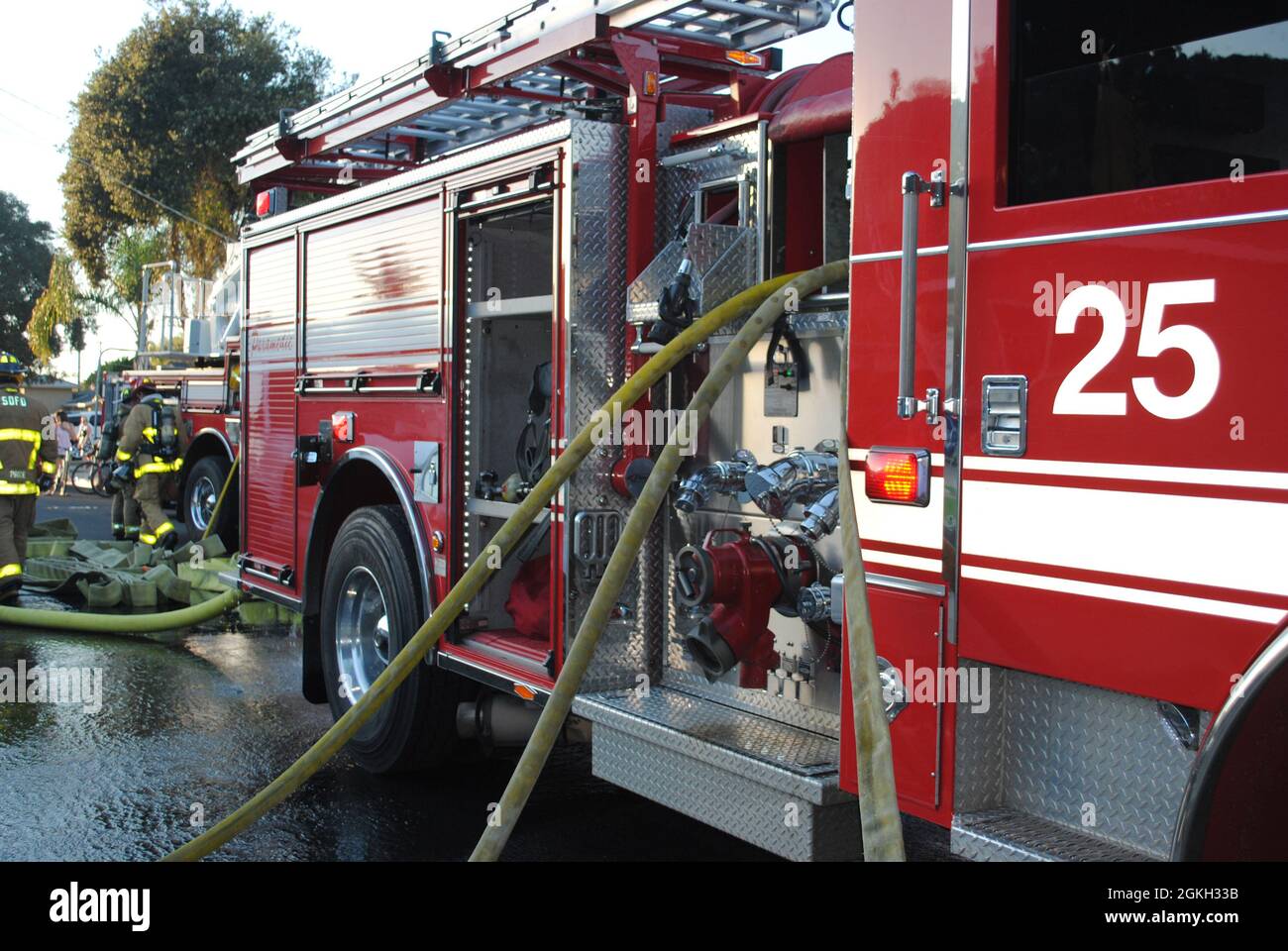 Die San Diego Fire-Rescue Engine 25 versorgt die Feuerwehr bei einem Strukturbrand mit Wasser Stockfoto