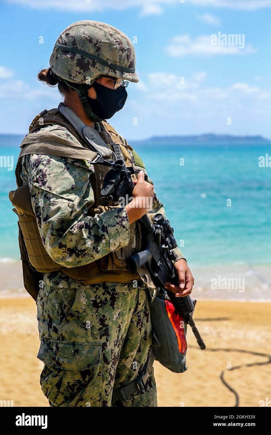 U.S. Navy Sailor UT3 Kristen Lamere, Gebrauchsangehöriger des Marine Mobile Construction Bataillon 4, hilft bei der Behandlung von Rohwasser mit Chemikalien, um es während des Trainings sicher für den Verzehr zu reinigen Pacific Pioneer on Kin Blue Training Area, Okinawa, Japan, 20. April 2021. NMCB-4 bietet allgemeine Ingenieursleistungen, Katastrophenhilfe und humanitäre Hilfe sowie zivile Unterstützung für Marine, Marine Corps und Joint Operational Forces durch Einsätze und Krisenreaktion. NMCB-4 während der Übung Pacific Pioneer an den 9. ESB angeschlossen, um Unterstützung durch die Reinigung von Meerwasser zu bieten, um Trinkwasser zu erzeugen Stockfoto