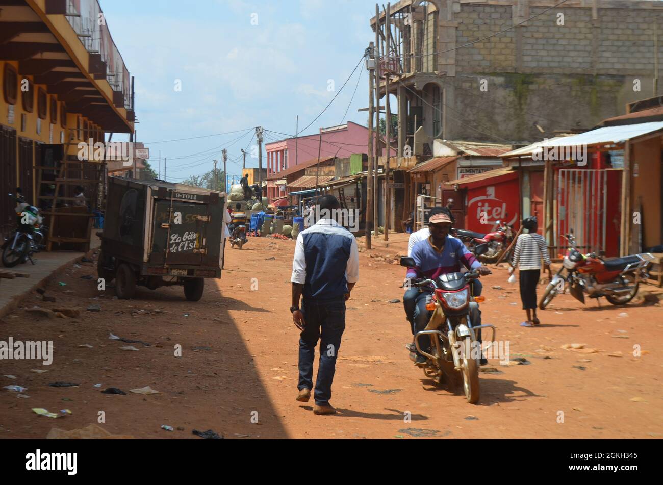 Beni, Demokratische Republik Kongo. September 2021. Am 14. September 2021  werden Menschen auf einer Straße in Beni, im Nordosten der Demokratischen  Republik Kongo (DRC), gesehen. Beni, eine Stadt im Nordosten der  Demokratischen