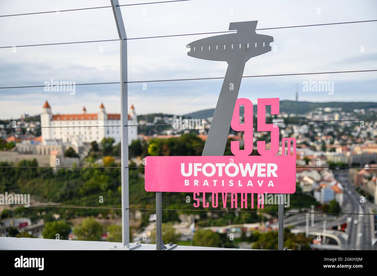 Bratislava, Slowakei - 27. September 2019 -der UFO-Turm ist das Wahrzeichen an der Donau in Bratislava, Slowakei. Stockfoto