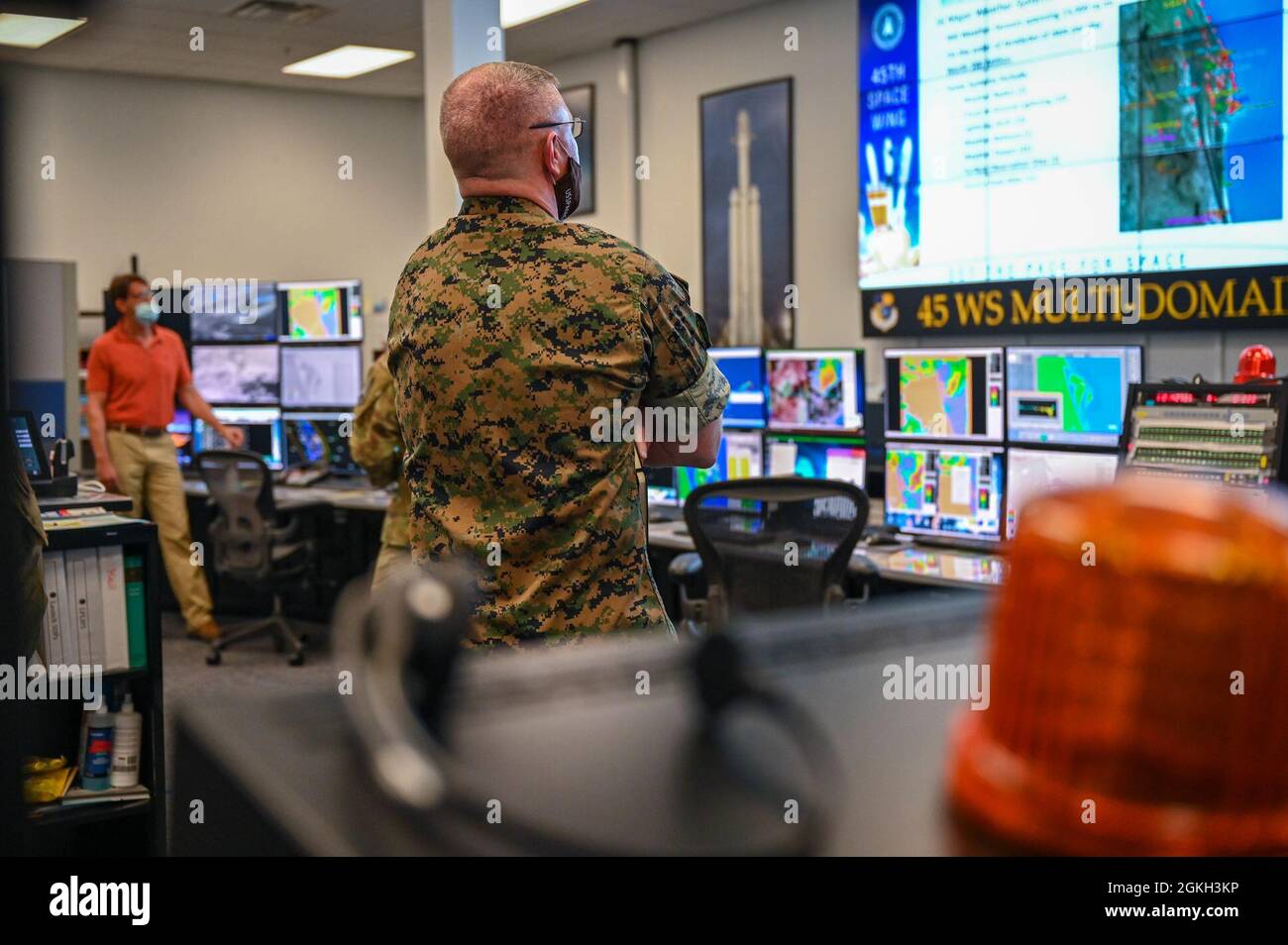 Meisterschüsseln Scott Stalker, Senior der United States Space Command Kommandos, hört sich einen 45. Wettergeschwader-Missionsbericht auf der Cape Canaveral Space Force Station, Florida, an., 20. April 2021. Hochrangige, von USSPACECOM eingesandte Führer besuchten CCSFS, den primären Startplatz für die Eastern Range der US Space Force mit drei derzeit aktiven Startpads. Stockfoto