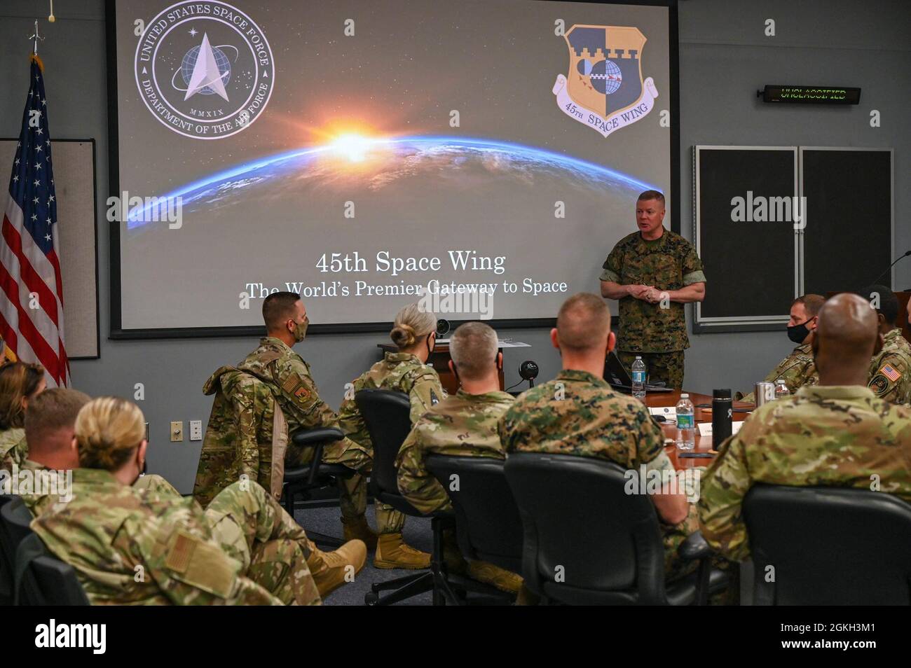 Meisterschüsseln Scott Stalker, Senior Enlisted Leader des United States Space Command, informiert hochrangige, an der Cape Canaveral Space Force Station, Florida, 20. April 2021 angereichte Leiter. Hochrangige, von USSPACECOM eingesandte Führer besuchten CCSFS, den primären Startplatz für die Eastern Range der US Space Force mit drei derzeit aktiven Startpads. Stockfoto