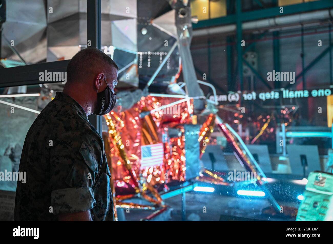 Meisterschüsseln Scott Stalker, Senior Enlisted Leader des United States Space Command, tourt durch das Kennedy Space Center, Florida, 20. April 2021. Hochrangige, von USSPACECOM eingesandte Führer besuchten CCSFS, den primären Startplatz für die Eastern Range der US Space Force mit drei derzeit aktiven Startpads. Stockfoto