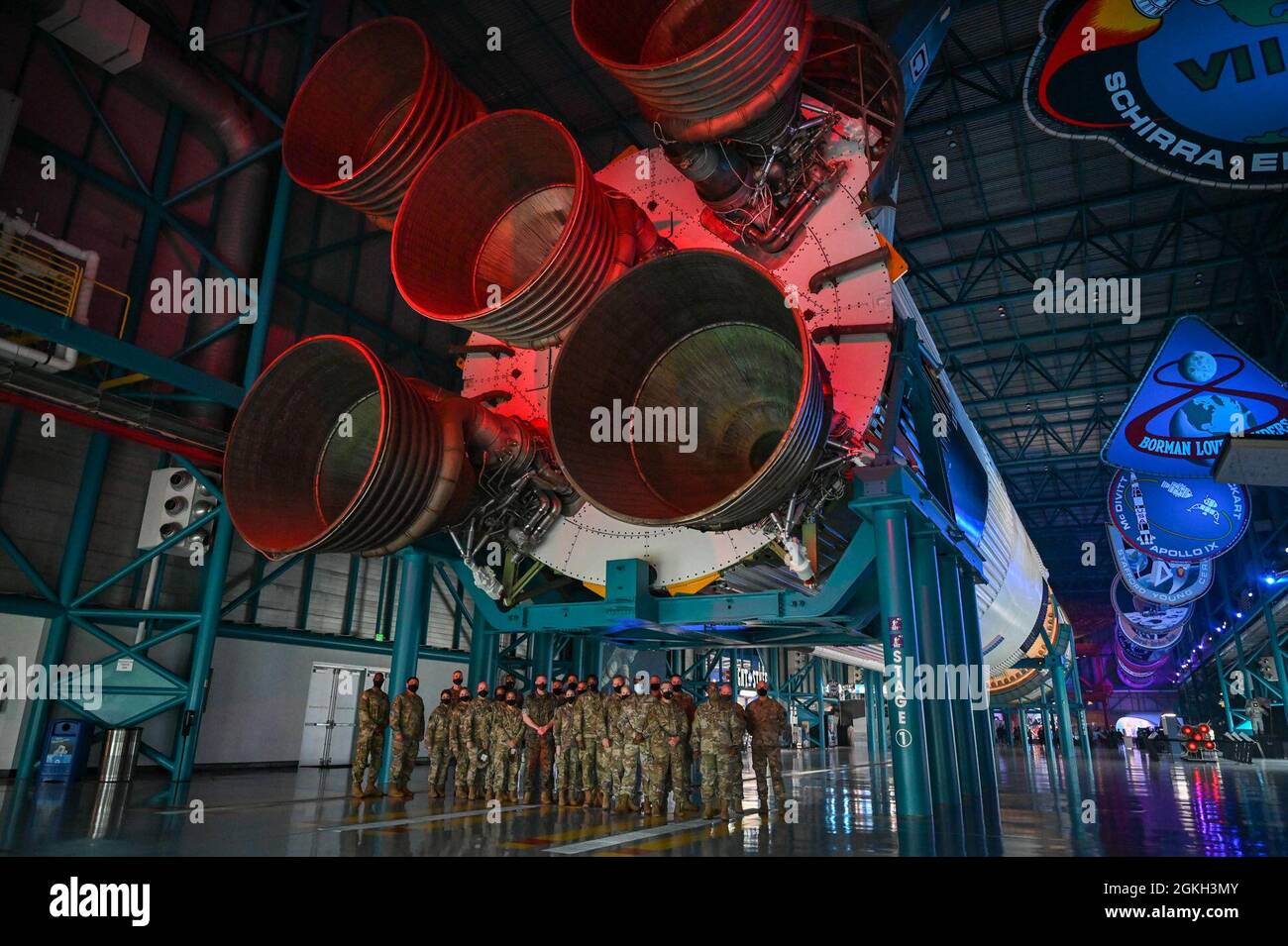 Hochrangige Vertreter des United States Space Command posieren für ein Gruppenfoto im Kennedy Space Center, Florida, 20. April 2021. Hochrangige, von USSPACECOM eingesandte Führer besuchten CCSFS, den primären Startplatz für die Eastern Range der US Space Force mit drei derzeit aktiven Startpads. Stockfoto