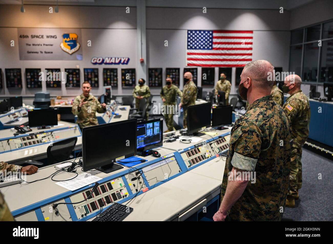 Meisterschüsseln Scott Stalker, Senior Enlisted Leader des United States Space Command, hört sich einen Brief an auf der Cape Canaveral Space Force Station, Florida, 20. April 2021. Hochrangige, von USSPACECOM eingesandte Führer besuchten CCSFS, den primären Startplatz für die Eastern Range der US Space Force mit drei derzeit aktiven Startpads. Stockfoto