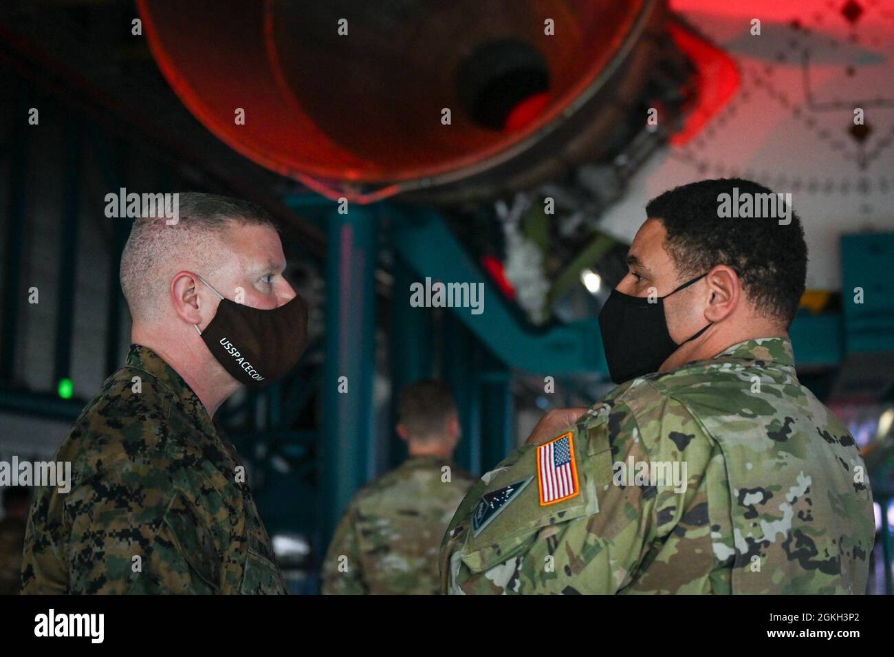 Meisterschüsseln Scott Stalker (links), ranghoher Anführer des US-Raumfahrtkommandos, spricht mit Chief Master Sgt. Omar Basnight (rechts), Leiter der 45. Operations Group, im Kennedy Space Center, Florida, 20. April 2021. Hochrangige, von USSPACECOM eingesandte Führer besuchten CCSFS, den primären Startplatz für die Eastern Range der US Space Force mit drei derzeit aktiven Startpads. Stockfoto