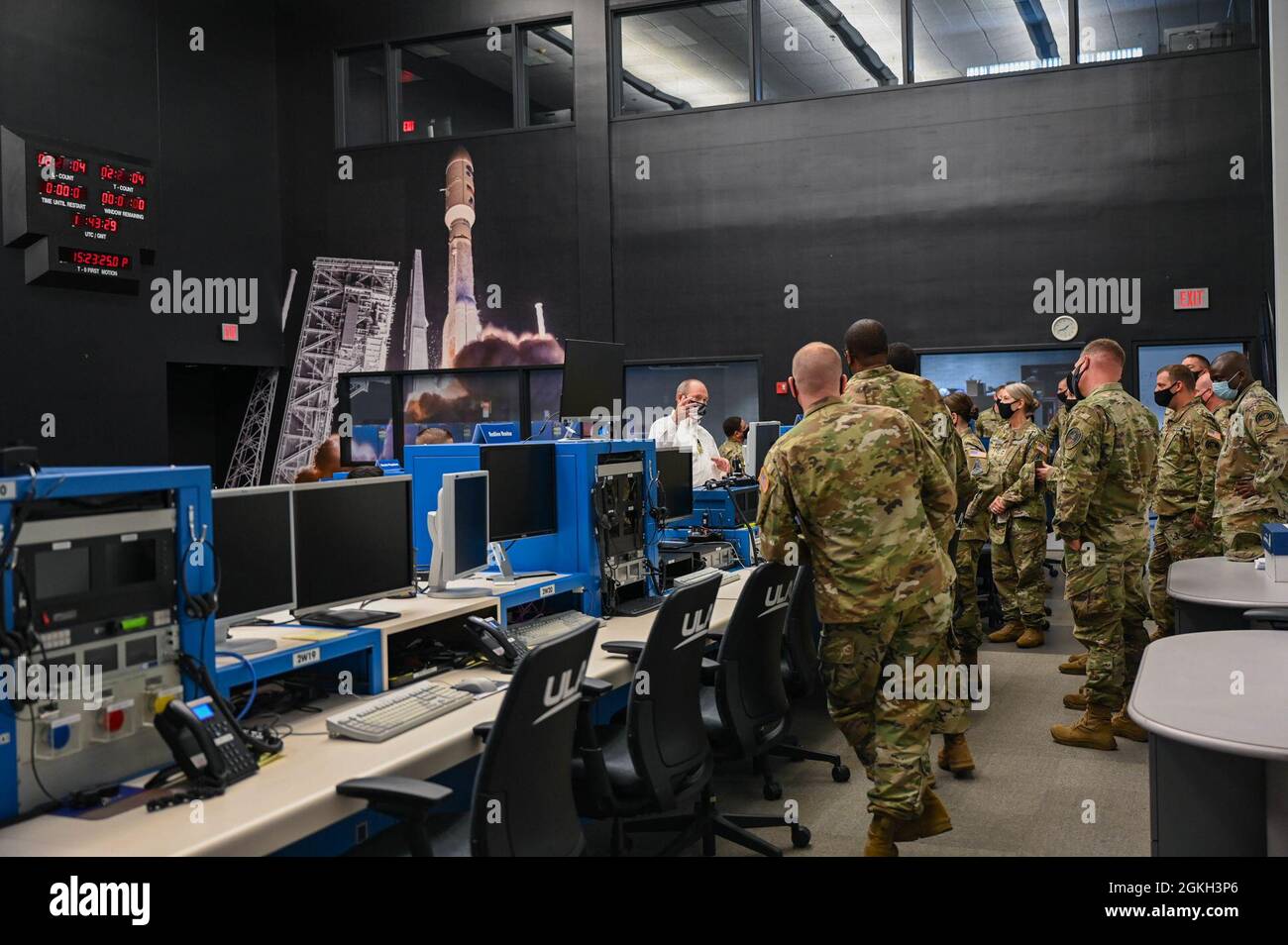 Hochrangige Vertreter des United States Space Command hören sich einen Auftrag der United Launch Alliance auf der Weltraumstation Cape Canaveral, Florida, an, 20. April 2021. Hochrangige, von USSPACECOM eingesandte Führer besuchten CCSFS, den primären Startplatz für die Eastern Range der US Space Force mit drei derzeit aktiven Startpads. Stockfoto