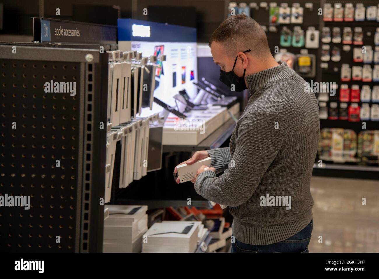 US Air Force Staff Sgt. Jacob Wetsel, ein Patrolman mit dem 502. Sicherheitsschwadron, schiebt ein elektronisches Zubehör unter seine Hülle während einer monatlichen Trainingsübung, die am Fort Sam Houston Post Exchange auf der Joint Base San Antonio-Fort Sam Houston, Texas, am 20. April 2021, durchgeführt wurde. Der 502. SFS führt monatliche Schulungen zu verschiedenen Szenarien durch, wie z. B. diesem Ladendiebstahl, um die Ausbildung und Bereitschaft der Beamten für den Fall eines solchen Ereignisses in der Zukunft zu unterstützen. Stockfoto