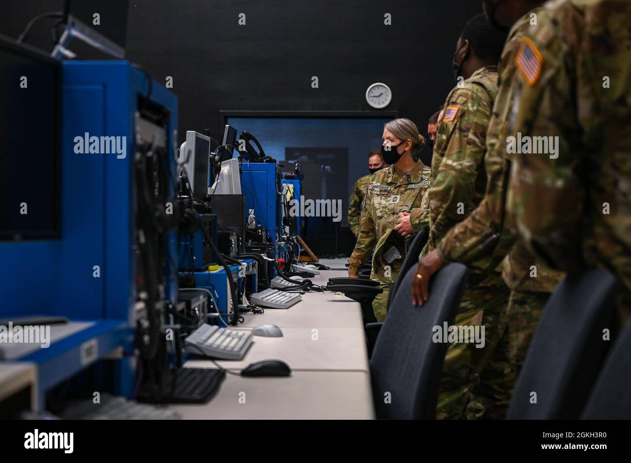 Chief Master Sgt. Tina Timmerman, Senior Enlisted Leader des United States Space Command, hört sich einen kurzen Überblick über die Mission der United Launch Alliance auf der Cape Canaveral Space Force Station, Florida, 20. April 2021 an. Hochrangige, von USSPACECOM eingesandte Führer besuchten CCSFS, den primären Startplatz für die Eastern Range der US Space Force mit drei derzeit aktiven Startpads. Stockfoto
