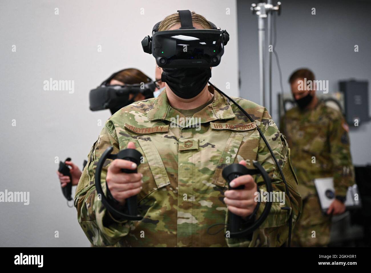 Chief Master Sgt. Janna Glotfelty, Senior Enlisted Leader des United States Space Command, erlebt die virtuelle Simulation des 5th Space Launch Squadron auf der Cape Canaveral Space Force Station, Florida, 20. April 2021. Hochrangige, von USSPACECOM eingesandte Führer besuchten CCSFS, den primären Startplatz für die Eastern Range der US Space Force mit drei derzeit aktiven Startpads. Stockfoto