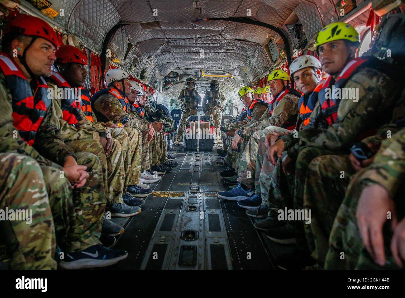 Mitglieder der US-Armee und der Luftwaffe, die dem Joint Force Task-Bravo, dem Luftwaffenstützpunkt Soto Cano, Honduras, zugewiesen sind, bereiten sich auf die Durchführung einer Helocast-Übung während des Überwassertrainings in Trujillo Bay, Honduras, am 20. April 2021 vor. Die Erfahrungen aus dieser Schulung bauen Schlüsselkompetenzen auf und üben wertvolle Fähigkeiten für zukünftige Abläufe aus. Stockfoto