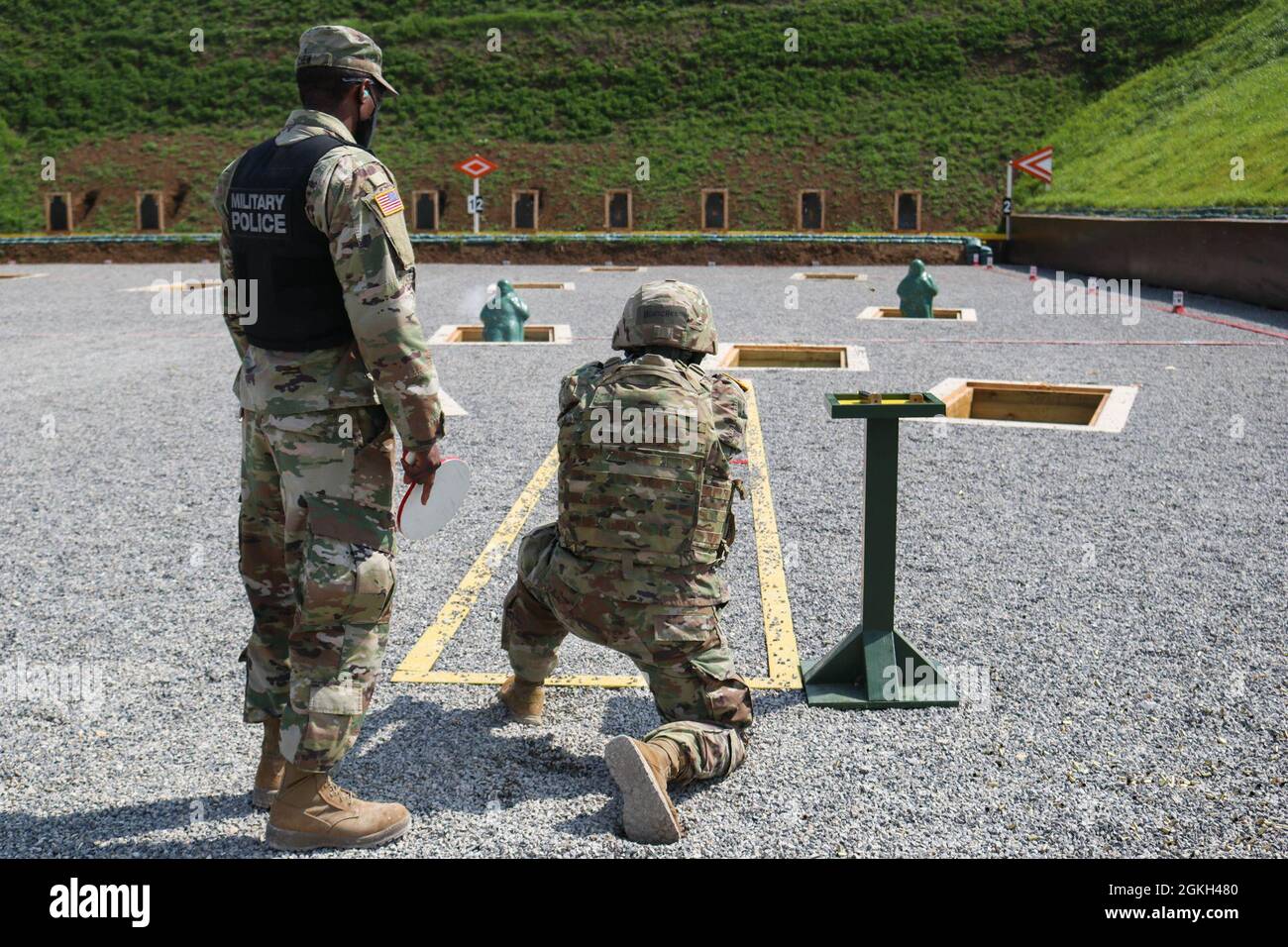 Ein US-Soldat feuert am 20. April 2021 eine Sig Sauer M17 Pistole auf ein Ziel während der Waffenqualifizierung des Regionalkommandos Ost, Kosovo Force Best Warrior Competition im Camp Bondsteel, Kosovo. US- und internationale Soldaten feuerten aus drei verschiedenen Positionen auf Ziele, um Punkte für das Ereignis zu sammeln. Stockfoto