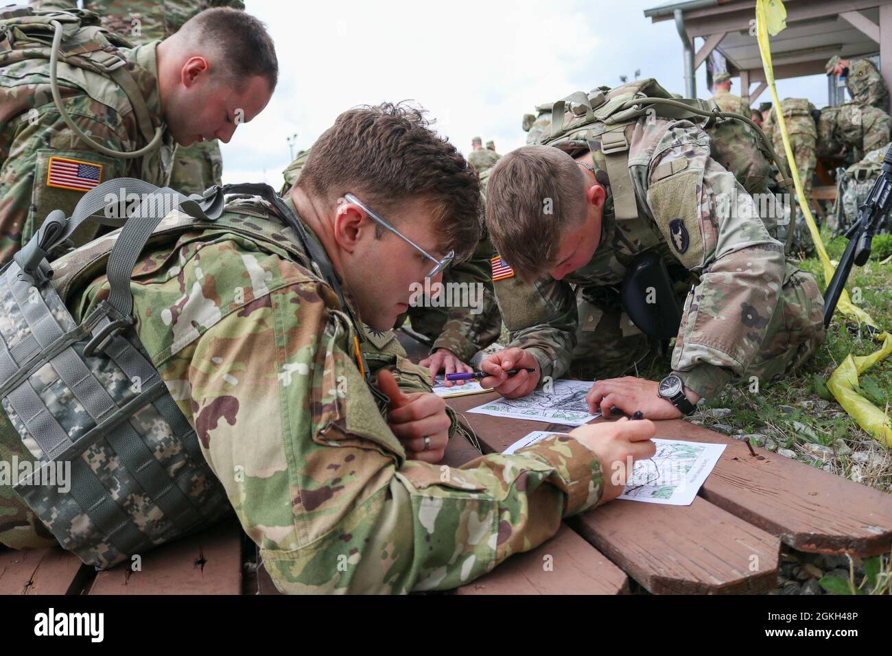 US-Soldaten markieren Punkte auf einer Karte während des Regional Command-East, Kosovo Force Best Warrior Competition im Camp Bondsteel, Kosovo, am 20. April 2021. Der BWC testete grundlegende Soldatenfähigkeiten in der Landnavigation, medizinische Fähigkeiten, Waffenwissen und eine Vielzahl anderer Aufgaben. Stockfoto