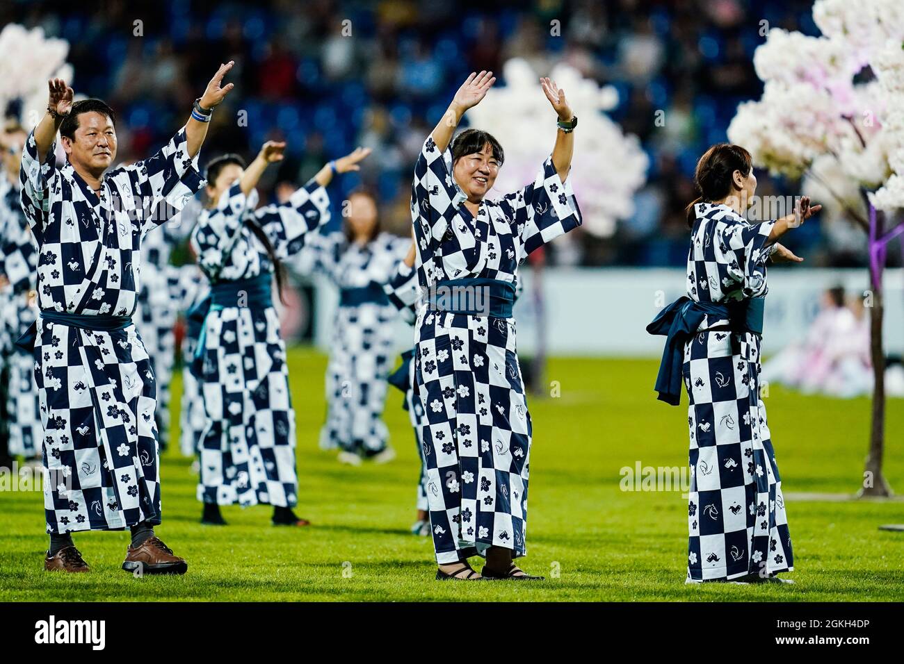 Aachen, Deutschland. September 2021. CHIO, Eröffnungsfeier. Die Teilnehmer der Eröffnungsshow winken dem Publikum zu. Quelle: Uwe Anspach/dpa/Alamy Live News Stockfoto