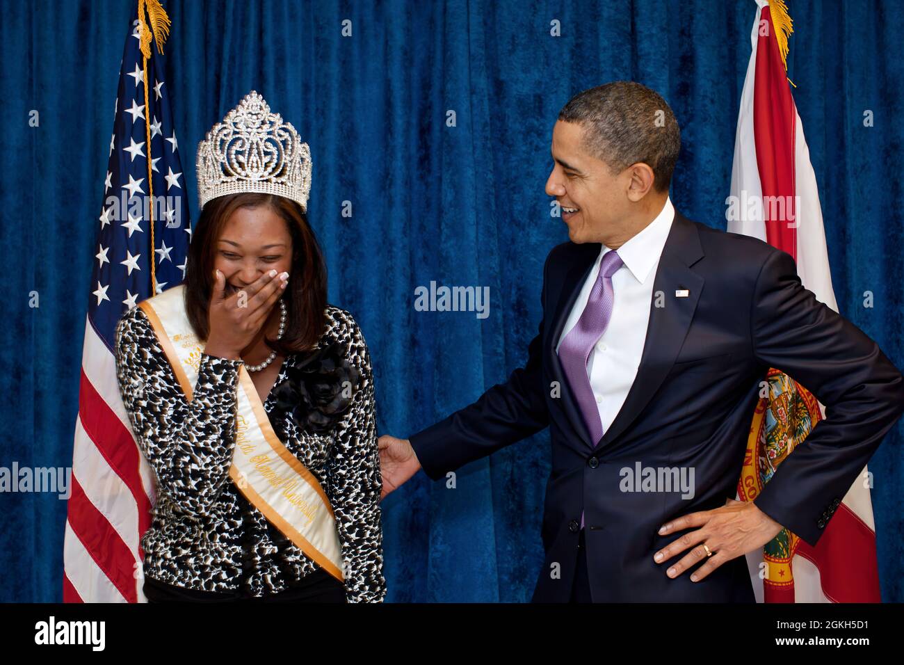 Präsident Barack Obama begrüßt die Miss Florida Memorial University Morisa V. Jagup an der Miami Central High School in Miami, Florida, 4. März 2011. (Offizielles Foto des Weißen Hauses von Pete Souza) Dieses offizielle Foto des Weißen Hauses wird nur zur Veröffentlichung durch Nachrichtenorganisationen und/oder zum persönlichen Druck durch die Betreffzeile(en) des Fotos zur Verfügung gestellt. Das Foto darf in keiner Weise manipuliert werden und darf nicht in kommerziellen oder politischen Materialien, Anzeigen, E-Mails, Produkten oder Werbeaktionen verwendet werden, die in irgendeiner Weise die Zustimmung oder Billigung des Präsidenten, der ersten Familie oder des nahelegeten Stockfoto