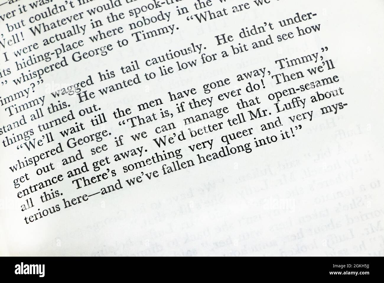 Detail des Textes mit archaischer nicht-PC-Sprache etwas sehr Queer in alten berühmten fünf Anthologie von Kinderschriftsteller Enid blyton Stockfoto