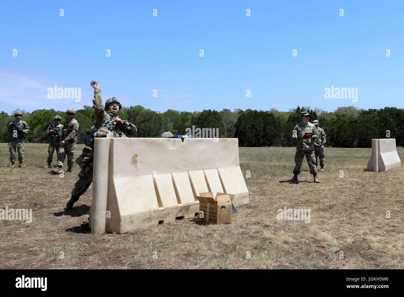 Personal Sgt. Josue Alvarado, 325. Militärgeheimdienstbataillon, wirft eine inerte Granate während des Military Intelligence Readiness Command (MIRC) Best Warrior Competition (BWC) am 21. April 2021 auf der Joint Base San Antonio – Camp Bullis. Während der BWC verbringen Soldaten des MIRC eine Woche damit, an einer Vielzahl von Herausforderungen teilzunehmen, darunter Waffen zu schießen, Landnavigation, den Army Combat Fitness Test und verschiedene Mystery Events. Diese Herausforderungen testen die Fähigkeiten und die Kampfbereitschaft der Soldaten, um dabei zu helfen, den besten Krieger des MIRC zu bestimmen. Stockfoto