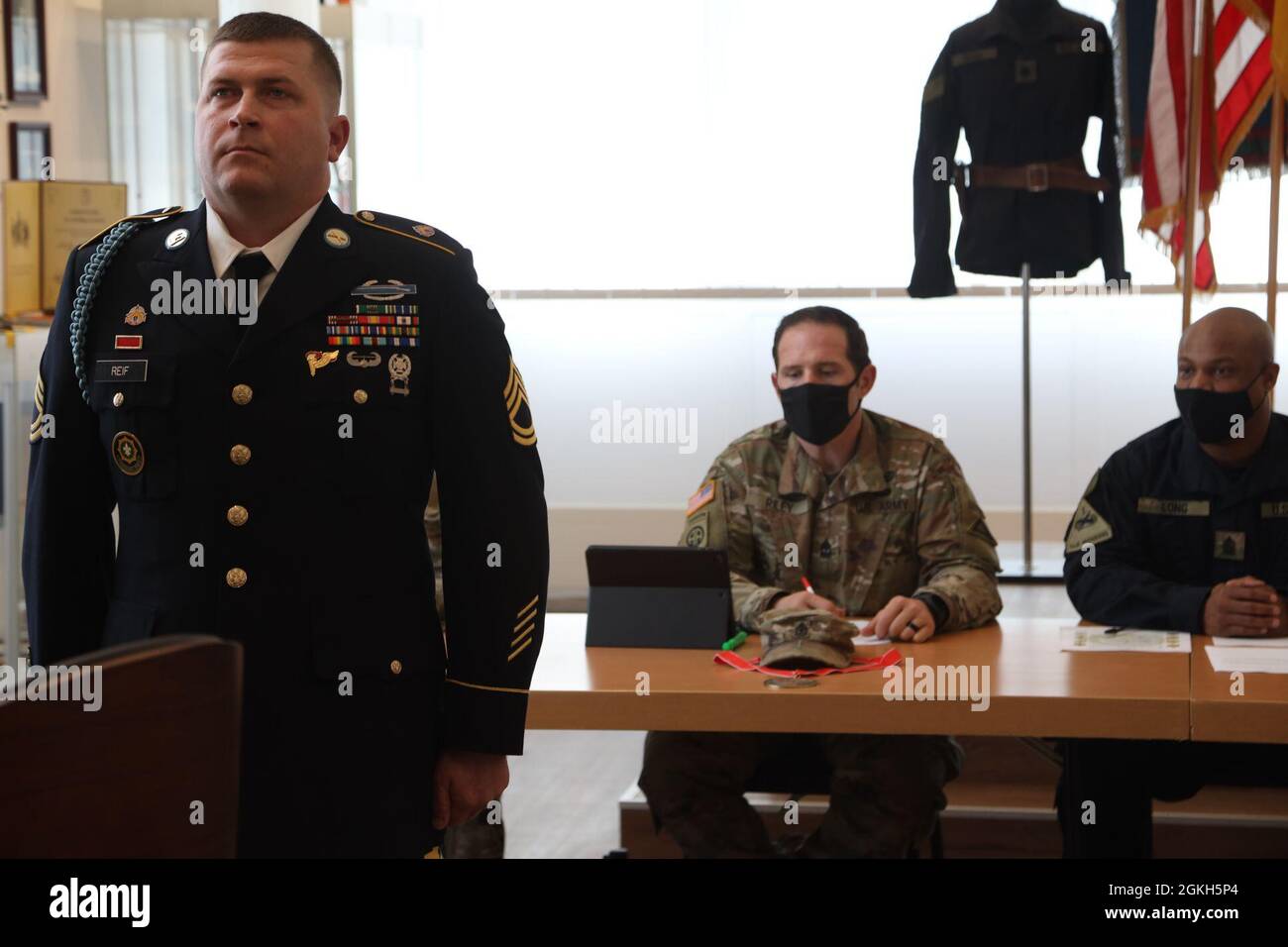 US Army Sgt. Scotty Reif, der dem Timberwolves Observer Coach Trainer Team zugewiesen wurde, nimmt an einem Promotionboard auf dem Trainingsgelände Hohenfels Teil, 21. April 2021. Reif wurde während des Vorstands getestet, wie gut er sich über spezifische militärische berufliche Spezialgebiete auskennt. Stockfoto