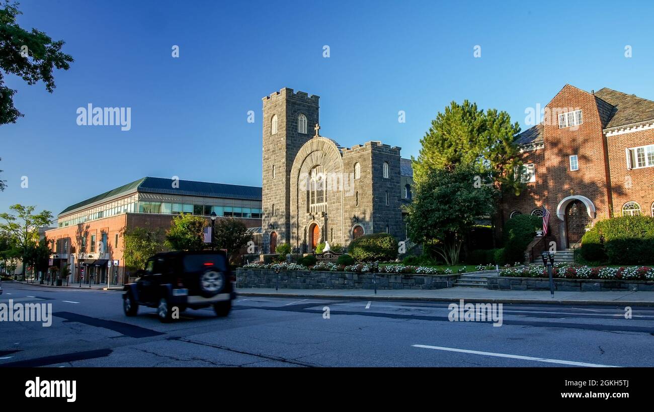 GREENWICH, CT, USA - 11. SEPTEMBER 2021: Saint Mary Church Gelegen an der Greenwich Avenue mit vorbeifahrenden Auto am frühen Morgen Stockfoto