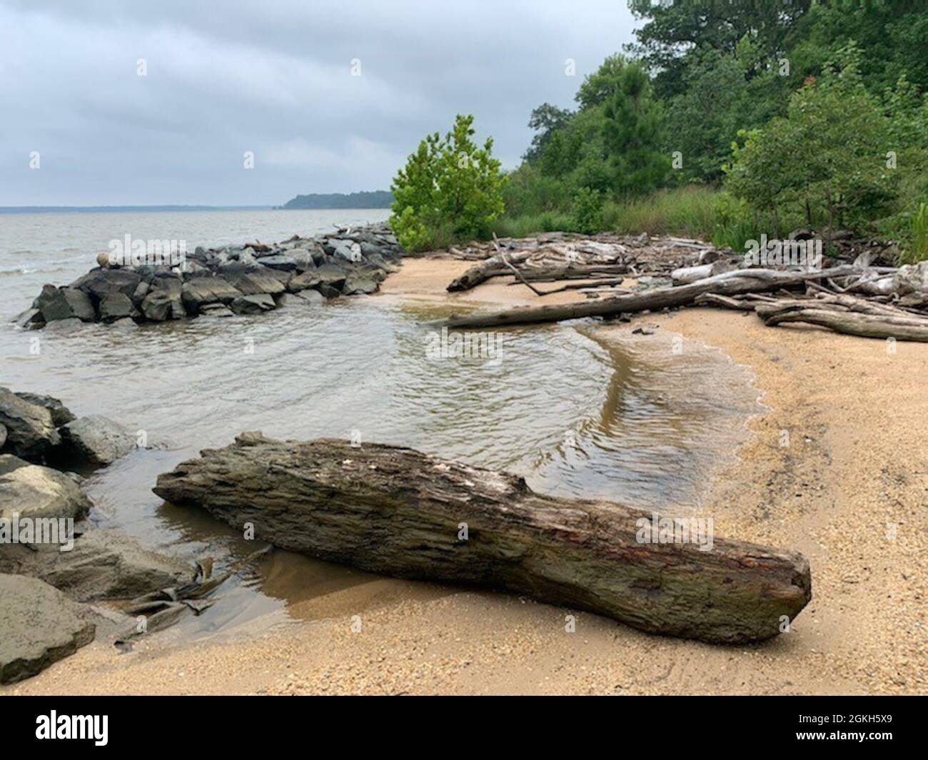 Küstenlinie bei Indian Head, Maryland. Das Küstenmanagement ist eine weitere Art von Best-Management-Verfahren für die Umwelt bei NAVFAC Washington. Küstenmanagement-Praktiken können lebende Küstenlinien, Umgestaltungen und/oder Wellenbrecher-Systeme, Schott- und Ufermauern umfassen. Stockfoto