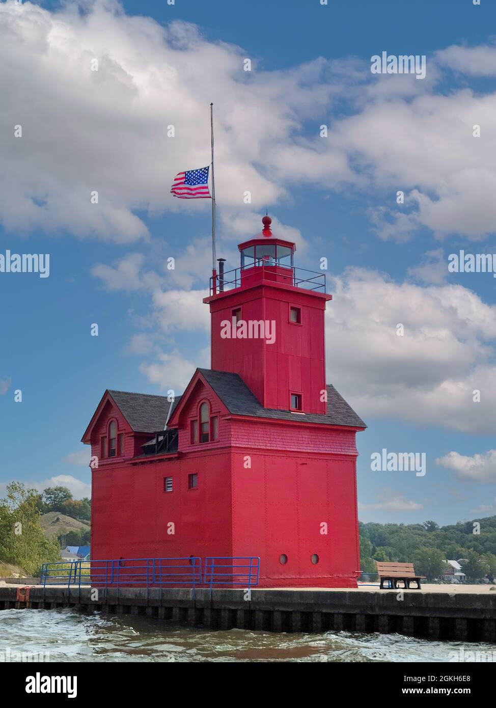 Großer roter Leuchtturm am Holland Harbour in Holland, Michigan mit amerikanischer Flagge am Halbmast Stockfoto