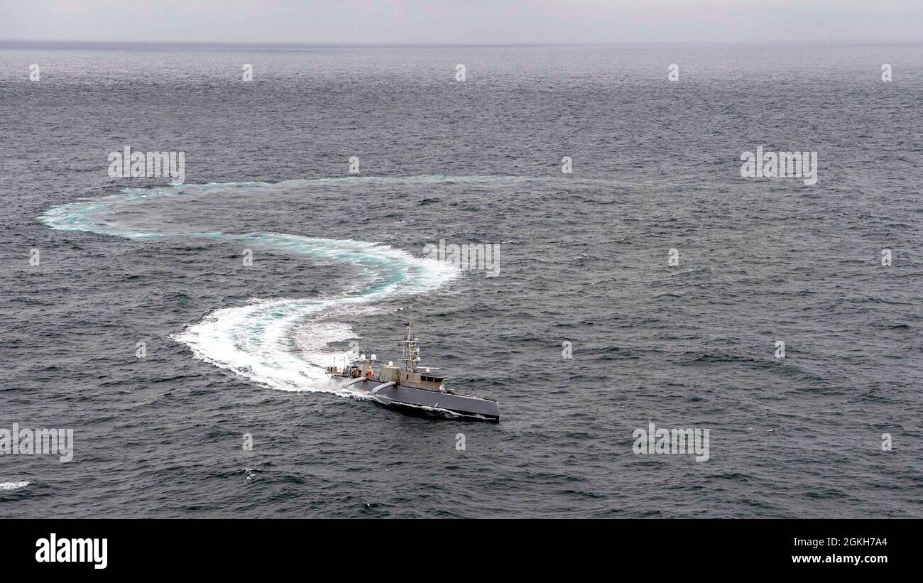 210421-N-PH222-2863 PAZIFISCHER OZEAN (21. April 2021) Sea Hunter, ein unbemanntes Seeschiff, nimmt an einer Übung zum Thema „Unmanned Integrated Battle Problem“ Teil. Commander, die dritte US-Flotte führt derzeit das unbemannte integrierte Battle Problem 21 der US-Pazifikflotte aus, ein Flottenkampfproblem, das durch die Integration bemannter und unbemannter Fähigkeiten in die anspruchsvollsten Einsatzszenarien Vorteile im Kampf mit sich bringen wird. Stockfoto