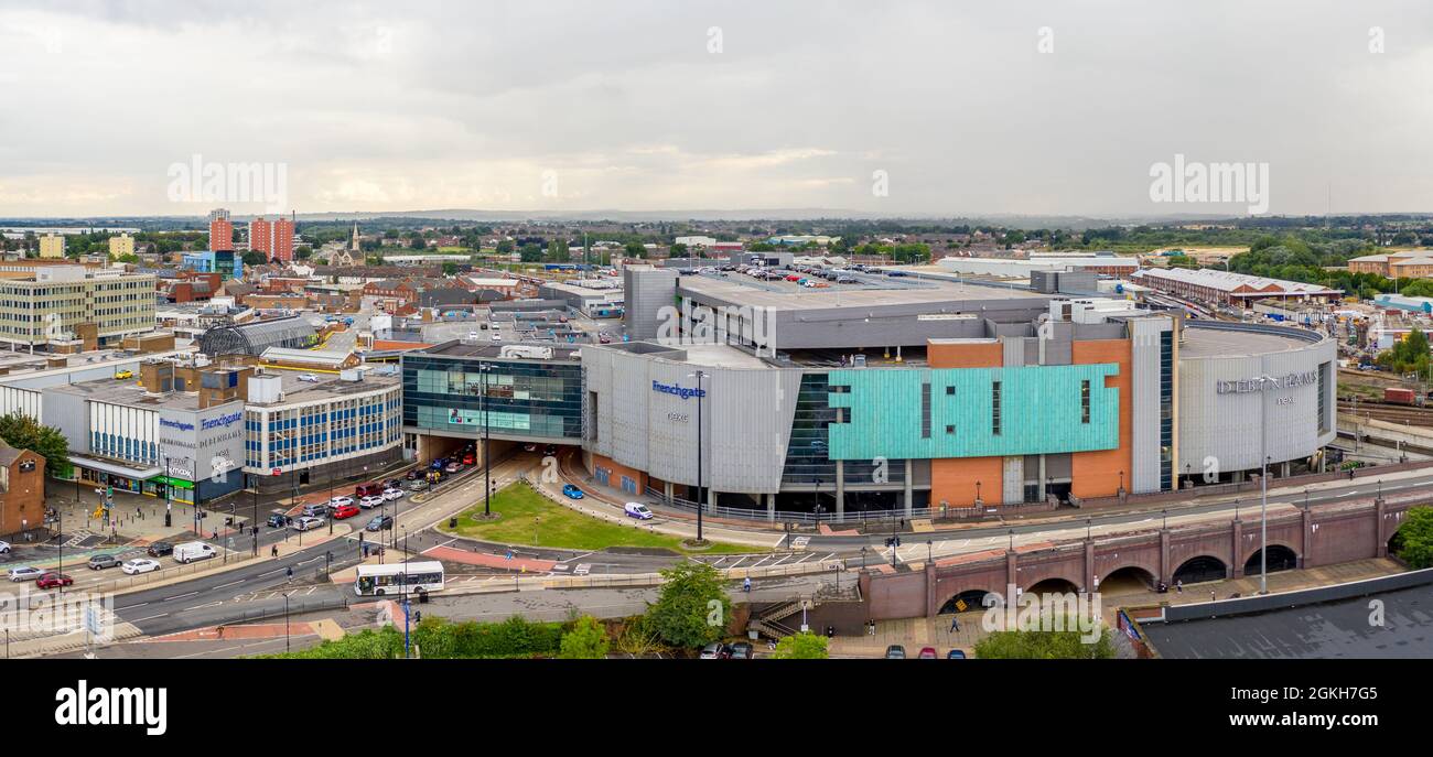 DONCASTER, GROSSBRITANNIEN - 7. SEPTEMBER 2021. Eine Luftaufnahme des Außenbereichs des Doncaster Frenchgate Shopping Centers Stockfoto