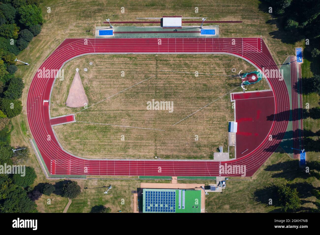 Eine Luftaufnahme eines Leichtathletikstadions im Freien mit roter, ovaler Laufstrecke und Sporteinrichtungen Stockfoto