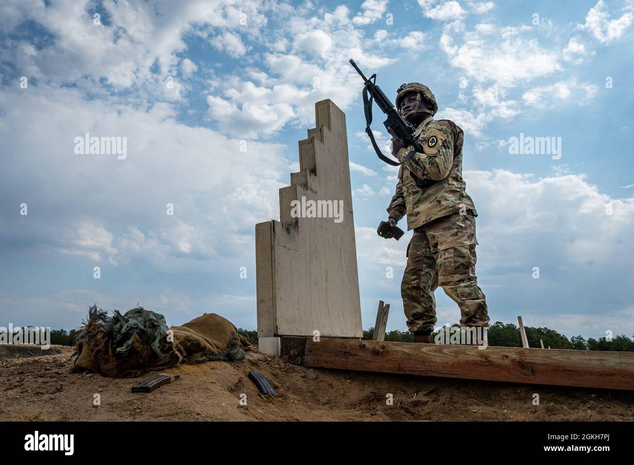 Soldaten der US-Armee nehmen während des Infantry Advanced Leader Course (ALC) am Gewehrbereich Teil, der vom 1-254. Regional Training Institute der New Jersey National Guard auf der gemeinsamen Basis betrieben wird McGuire-Dix-Lakehurst, N.J., 21. April 2021. Aktiver Dienst, Nationalgarde und Reservesoldaten nehmen alle am ALC-Kurs in New Jersey Teil. Stockfoto