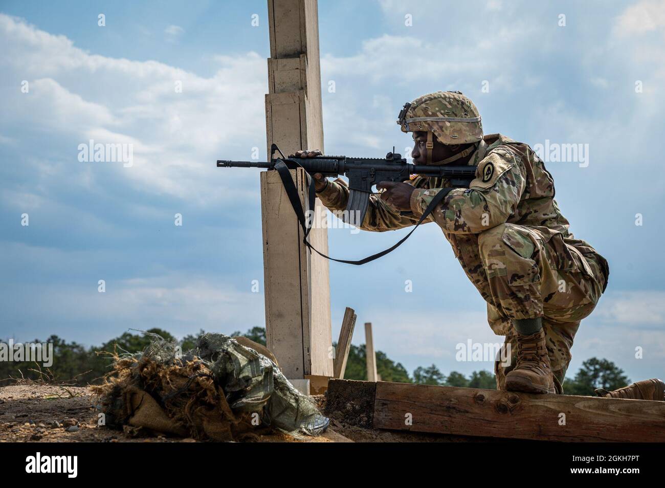 Soldaten der US-Armee nehmen während des Infantry Advanced Leader Course (ALC) am Gewehrbereich Teil, der vom 1-254. Regional Training Institute der New Jersey National Guard auf der gemeinsamen Basis betrieben wird McGuire-Dix-Lakehurst, N.J., 21. April 2021. Aktiver Dienst, Nationalgarde und Reservesoldaten nehmen alle am ALC-Kurs in New Jersey Teil. Stockfoto