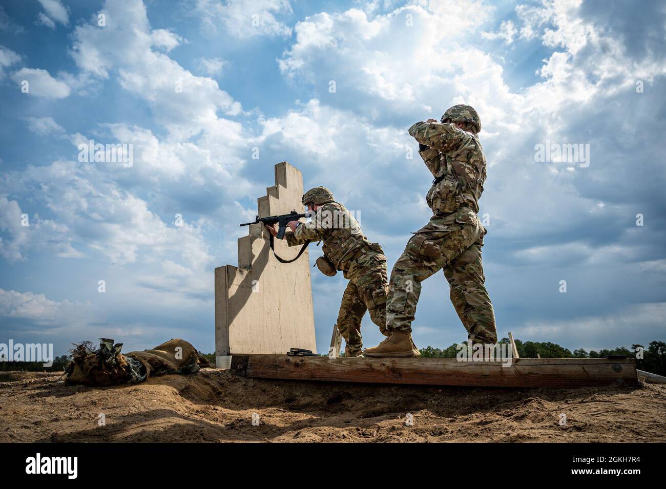 Soldaten der US-Armee nehmen während des Infantry Advanced Leader Course (ALC) am Gewehrbereich Teil, der vom 1-254. Regional Training Institute der New Jersey National Guard auf der gemeinsamen Basis betrieben wird McGuire-Dix-Lakehurst, N.J., 21. April 2021. Aktiver Dienst, Nationalgarde und Reservesoldaten nehmen alle am ALC-Kurs in New Jersey Teil. Stockfoto