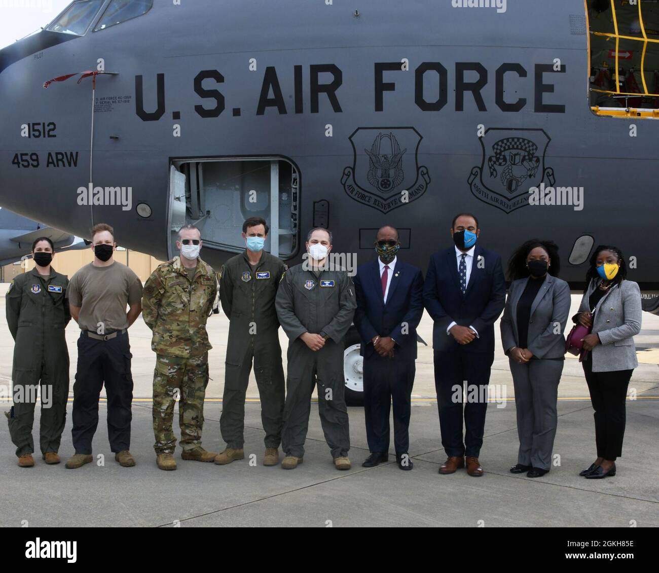 Botschafter Sidney Collie, Botschafter der Bahamian in den USA, posiert mit dem Oberst Greg Buchanan, dem 459. Kommandanten der ARW, Mitgliedern des Flügels und Mitarbeitern der Bahamian-Botschaft für ein Foto am 21. April 2021 auf der Joint Base Andrews, MD. Der Flügel war für den Transport von 100 Laptops auf die Bahamas im Rahmen einer humanitären Mission verantwortlich, die es unterprivilegierten Kindern ermöglichen würde, Laptops nach den Auswirkungen des Orkans Dorian zu renovierung, der Schulen auf der Insel zerstörte. Stockfoto