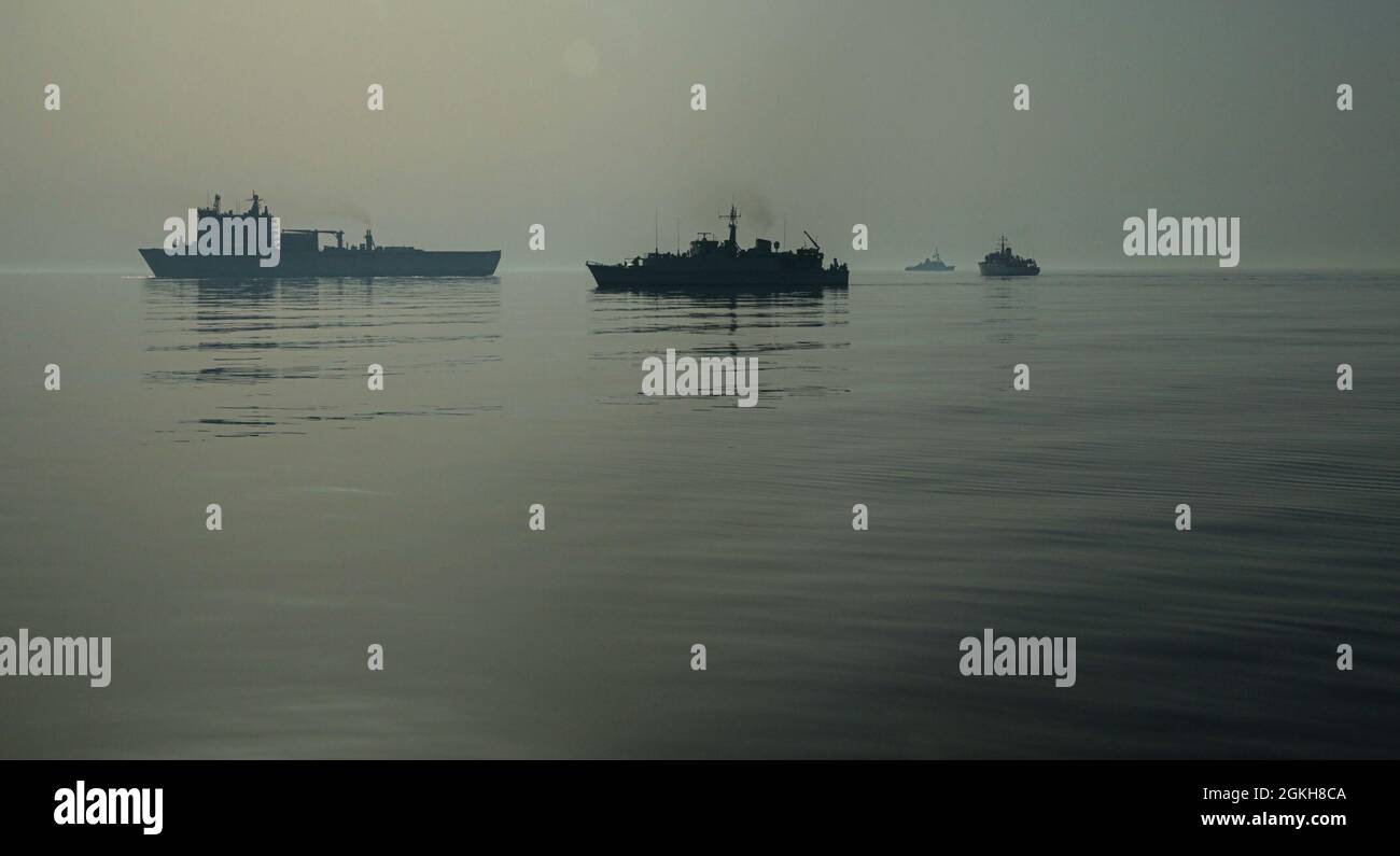 210421-A-IY623-0002 ARABISCHER GOLF (21. April 2021) – Royal Fleet Hilfslandeschiff Dock RFA Cardigan Bay (L 3009), links, Royal Navy Minenjäger HMS Penzance (M 106), Mitte, Royal Navy Mine Gegen-Maßnahmen Schiff HMS Brocklesby (M33), rechts, Und Minengegenmaßnahmen Schiff USS Gladiator (MCM 11) operieren in Formation während der Übung Artemis Trident 21 im Arabischen Golf, April 21. Artemis Trident 21 ist eine multilaterale Minenabhilfemaßnahmen zwischen dem Vereinigten Königreich, Australien, Frankreich und den USA, die darauf ausgerichtet ist, die gegenseitige Interoperabilität und die Fähigkeiten bei der Minenjagd und -Räumung, marit, zu verbessern Stockfoto