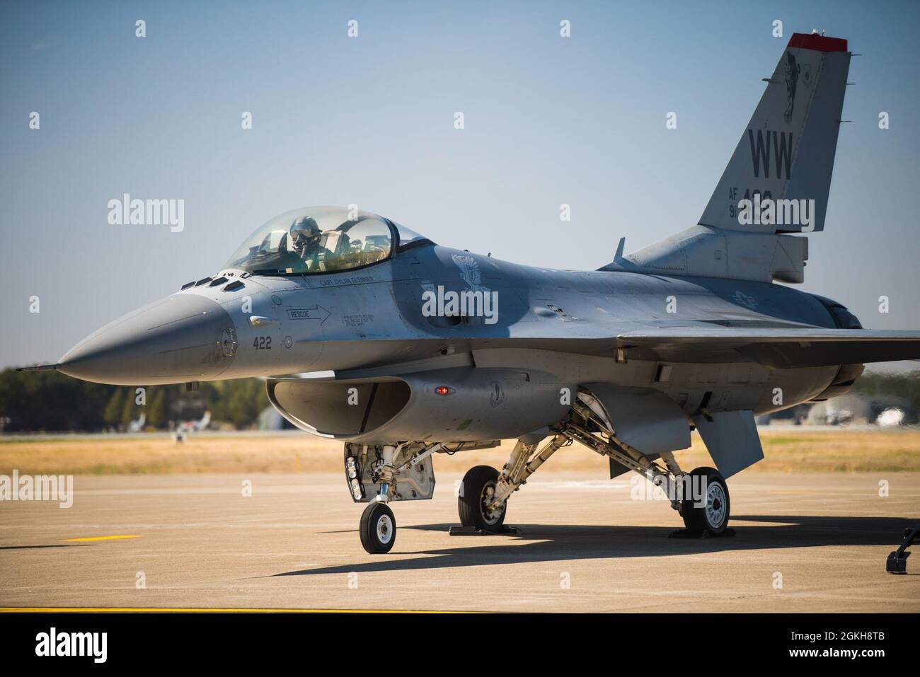 Eine F-16 Kampffalke der US-Luftwaffe, die von Maj. Josiah „Sirius“ Gaffney, dem Kommandanten der PACAF-Demonstration (Demo), gesteuert wird, sitzt kurz nach der Landung auf dem Asphalt während des PACAF F F-16 Demo-Team-Übungsfluges auf der Misawa Air Base, Japan, 21. April 2021. Obwohl COVID-19 die Flugshows verschoben hat, setzt das Demo-Team die Schulung fort, um sicherzustellen, dass sie bereit sind, die F-16-Funktionen zu präsentieren. Stockfoto