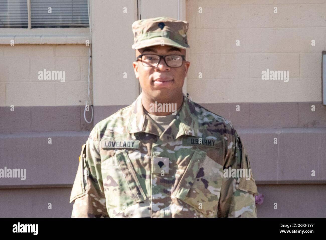 Spc. Anfernee Lovelady, Waffengatter, 647th Regional Support Group (Forward), Fort Bliss Mobilisationsbrigade, posiert für ein Foto, nachdem sie am 21. April 2021 in Fort Bliss, Texas, wieder in das US Army Reserve aufgenommen wurde. Stockfoto