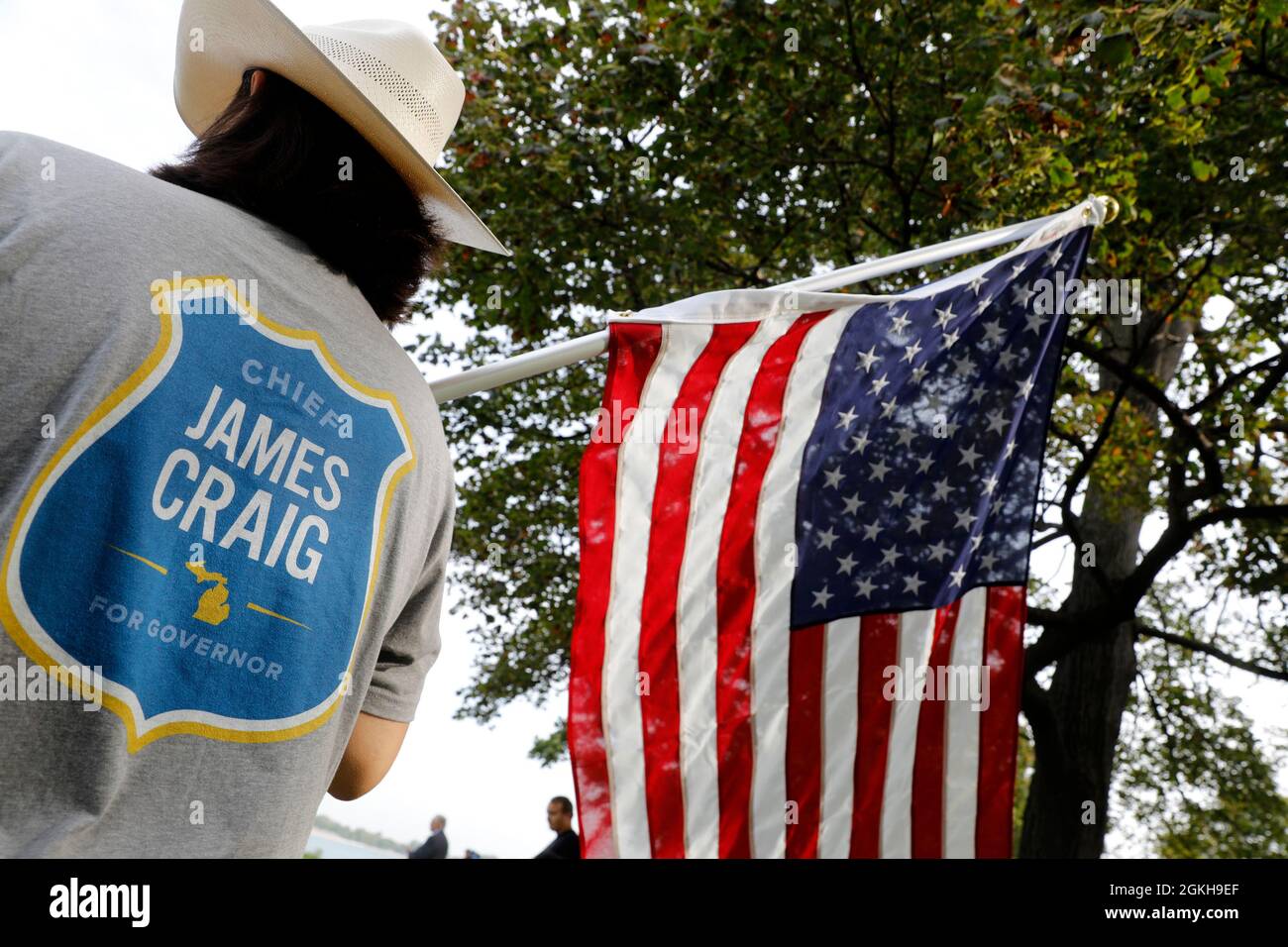 DETROIT, MI, USA. September 2021. TED DUENEZ ist ein Unterstützer des ehemaligen Polizeipräsidenten von Detroit, JAMES CRAIG, als er ankündigt, dass er am 14. September 2021 ein republikanischer Kandidat für den Gouverneur von Michigan unter den Demonstranten auf Belle Isle in Detroit, Michigan, ist. (Bild: © Jeff Kowalsky/ZUMA Press Wire) Stockfoto